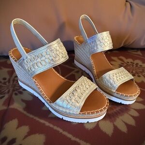 Kenneth Cole Gentle Souls MWT Sz 11 Silver Woven Leather Wedge Sandals (SH164)
